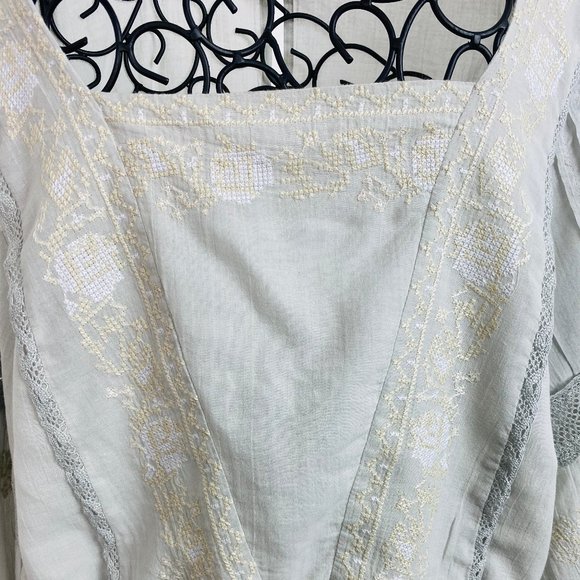 AMERICAN EAGLE Embroidered Beautiful Blouse Large - Picture 2 of 13
